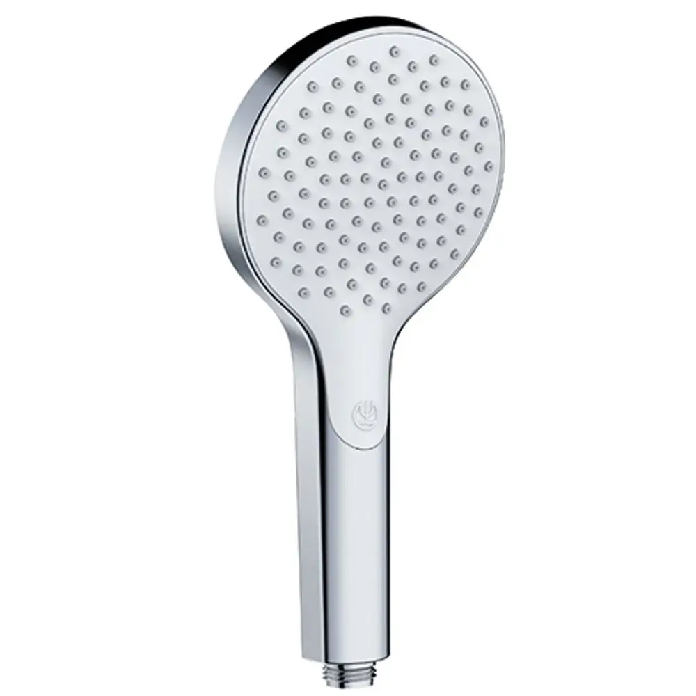 Handbrause in chromfarbener Ausführung mit runder Kopfpartie und mehreren Wasserstrahl-Düsen, hergestellt von Kludi.
